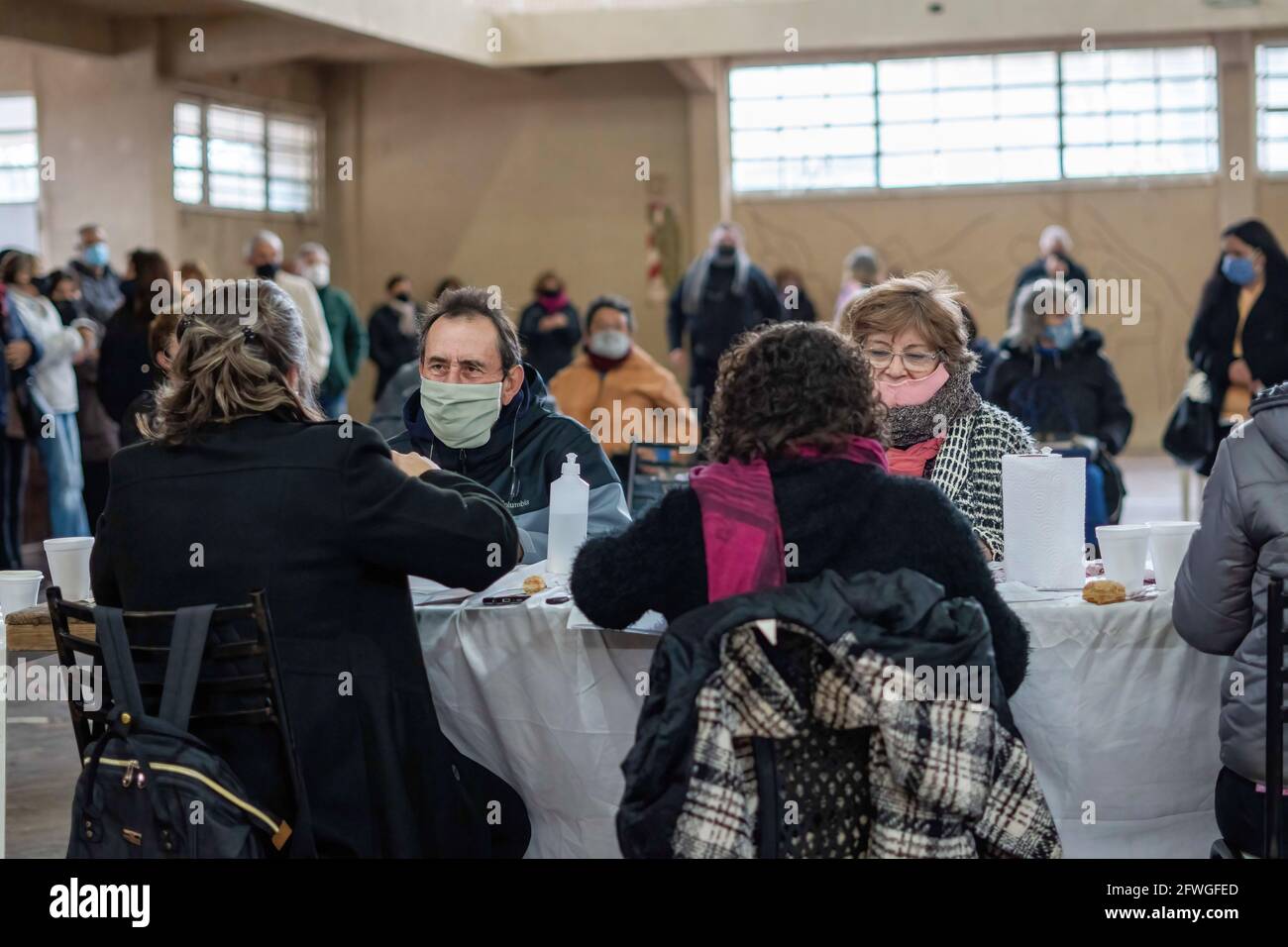 Firmat, Argentinien. Mai 2021. Während eines Impftages in einem der Basketballplätze des Firmat Football Clubs warten die Menschen darauf, dass sie sich mit dem Impfstoff Sputnik V COVID-19 impfen lassen. Argentinien führt die Impfkampagne COVID-19 fort, die darauf abzielt, alle Menschen über 60 oder einen Teil der Risikogruppen zu impfen. (Foto von Patricio Murphy/SOPA Images/Sipa USA) Quelle: SIPA USA/Alamy Live News Stockfoto