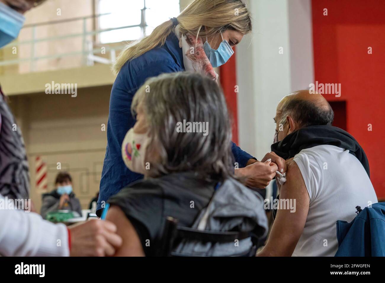 Firmat, Argentinien. 22. Mai 2021. Während eines Impftages in einem der Basketballplätze des Firmat Football Club erhalten die Menschen Schüsse auf den Impfstoff Sputnik V COVID-19. Argentinien führt die Impfkampagne COVID-19 fort, die darauf abzielt, alle Menschen über 60 oder einen Teil der Risikogruppen zu impfen. (Foto von Patricio Murphy/SOPA Images/Sipa USA) Quelle: SIPA USA/Alamy Live News Stockfoto