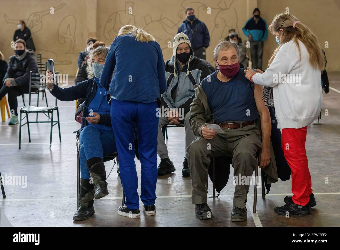 Firmat, Argentinien. Mai 2021. Ein Mann erhält während eines Impftages in einem der Basketballplätze des Firmat Football Clubs einen Schuss Sputnik V COVID-19-Impfstoff. Argentinien führt die Impfkampagne COVID-19 fort, die darauf abzielt, alle Menschen über 60 oder einen Teil der Risikogruppen zu impfen. (Foto von Patricio Murphy/SOPA Images/Sipa USA) Quelle: SIPA USA/Alamy Live News Stockfoto