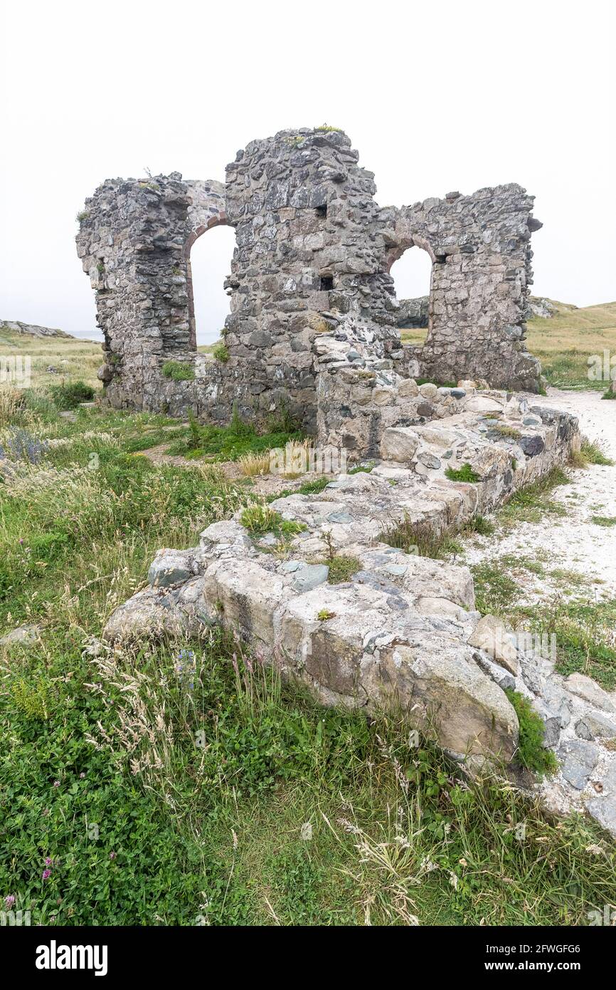 Ruine der St. Dwynwen's Kirche aus dem 16. Jahrhundert, Llanddwyn Island, Anglesey, Wales, Großbritannien Stockfoto