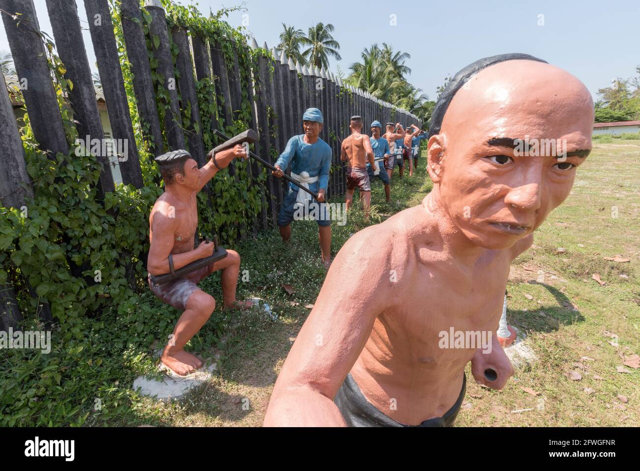 Fighting Men Statuen, Muay Thai, im Wat Bang Kung, Bangkok, Thailand Stockfoto