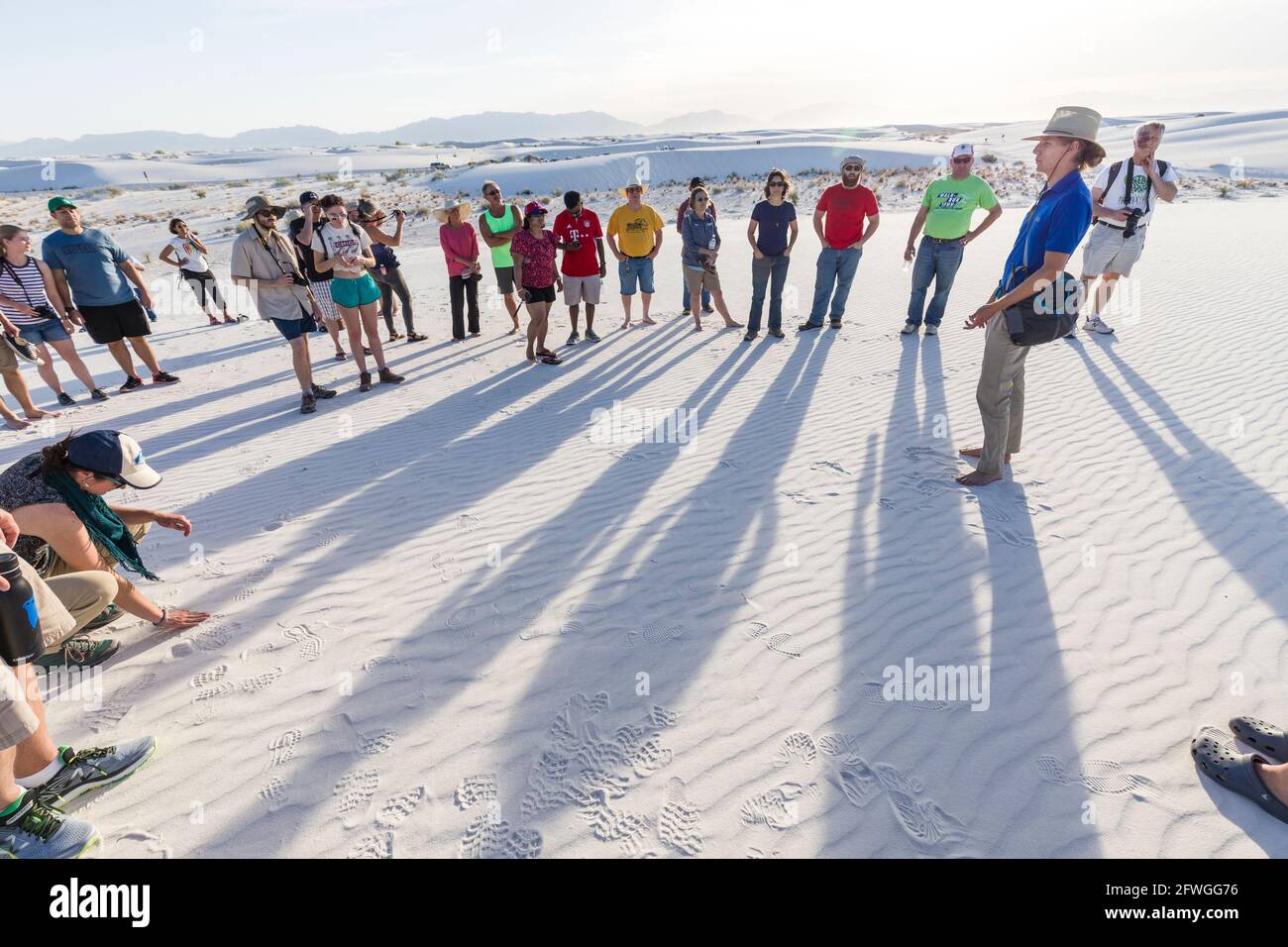 Volunteer gibt einen geführten Spaziergang und sprechen mit einer Gruppe von Besuchern, White Sands, New Mexico, USA Stockfoto