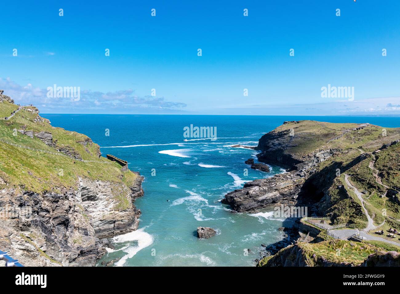 Blick über Tintagel Castle Richtung Barras Nose und den Atlantik, Cornwall. Stockfoto