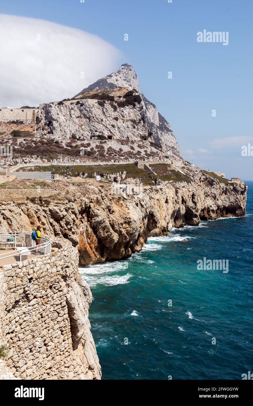 Person, die auf die Levanter-Wolke über dem Felsen von Gibraltar blickt Stockfoto
