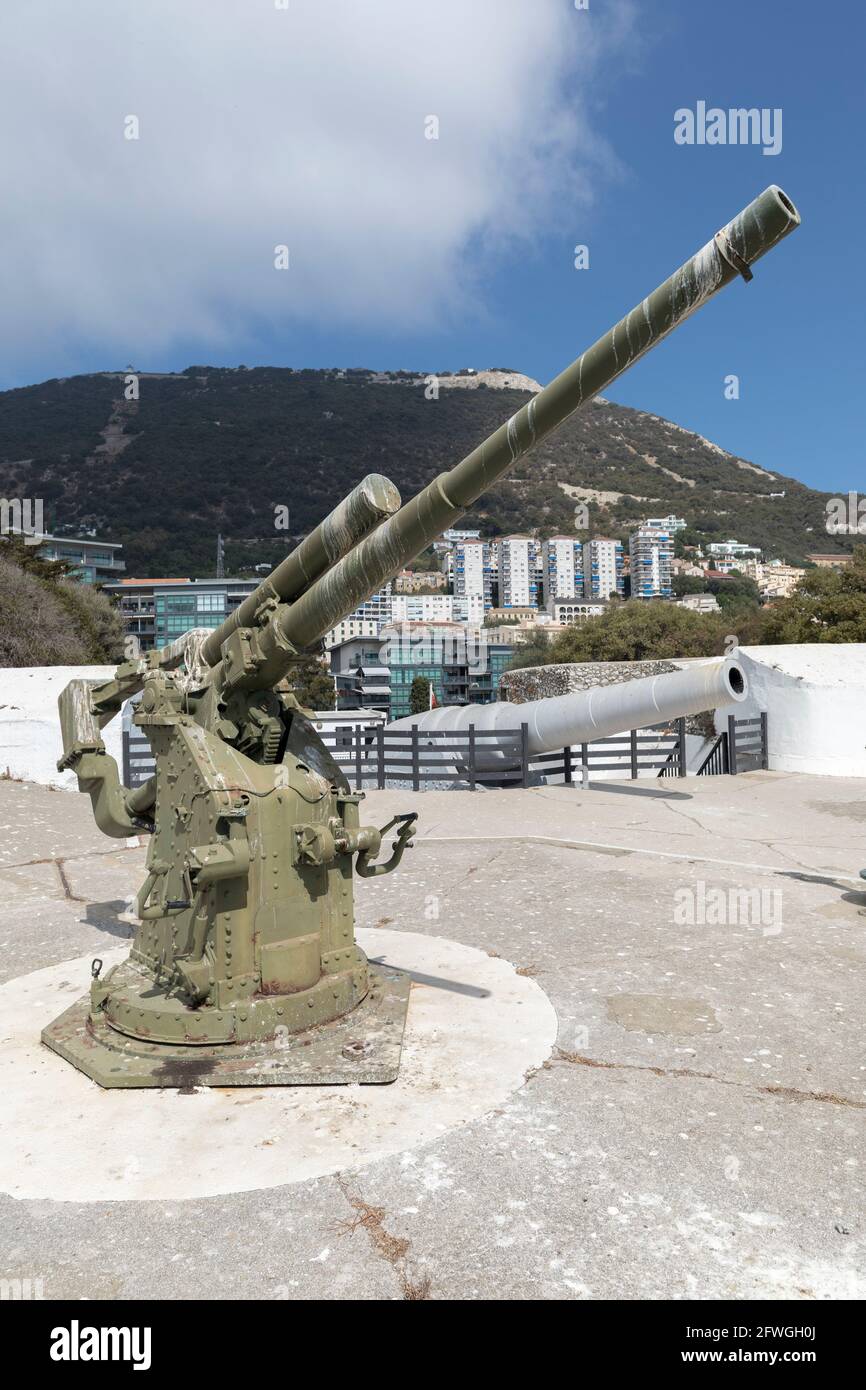 Flugabwehrkanone des Zweiten Weltkriegs auf der Napier of Magdala Battery mit der 100-Tonnen-Kanone im Hintergrund, Gibraltar Stockfoto