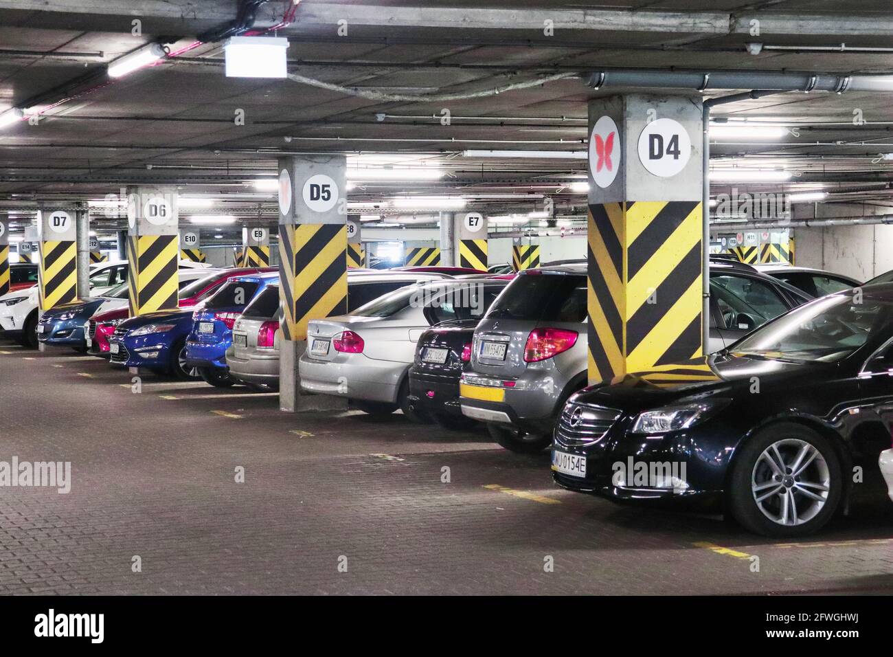Garage Parkplatz im Einkaufszentrum Stockfoto