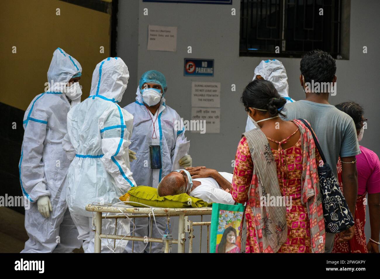 Ein Mann, der positiv auf COVID-19 getestet wurde, wird von einem medizinischen Mitarbeiter in einem Krankenhaus auf eine Intensivstation gebracht. Kalkutta, Indien. Stockfoto