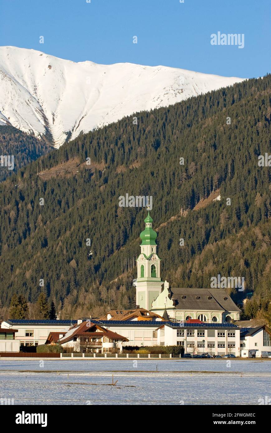 Toblach (Toblach), die Pfarrkirche von San Giovanni Battista, sticht hervor, Pustertal, Trentino-Südtirol, Italien Stockfoto
