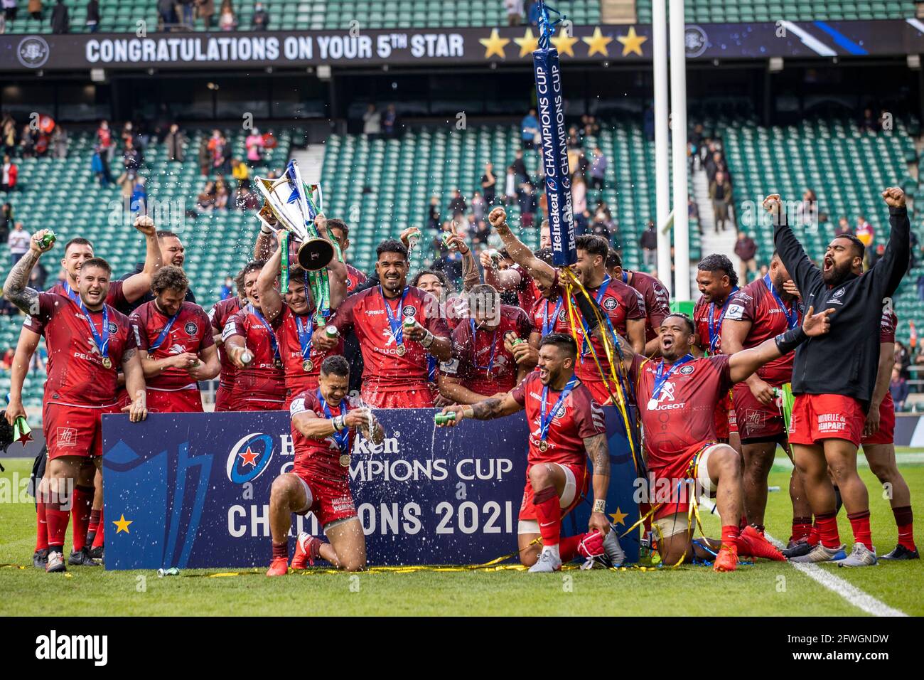 Twickenham London Grossbritannien Mai 21 Finale Des European Rugby Champions Cup La Rochelle Gegen Toulouse Toulouse Hebt Die Siegertrophae Nach Dem Sieg Mit 22 17 Punkten Ab Credit Action Plus Sports Alamy Live News Stockfotografie