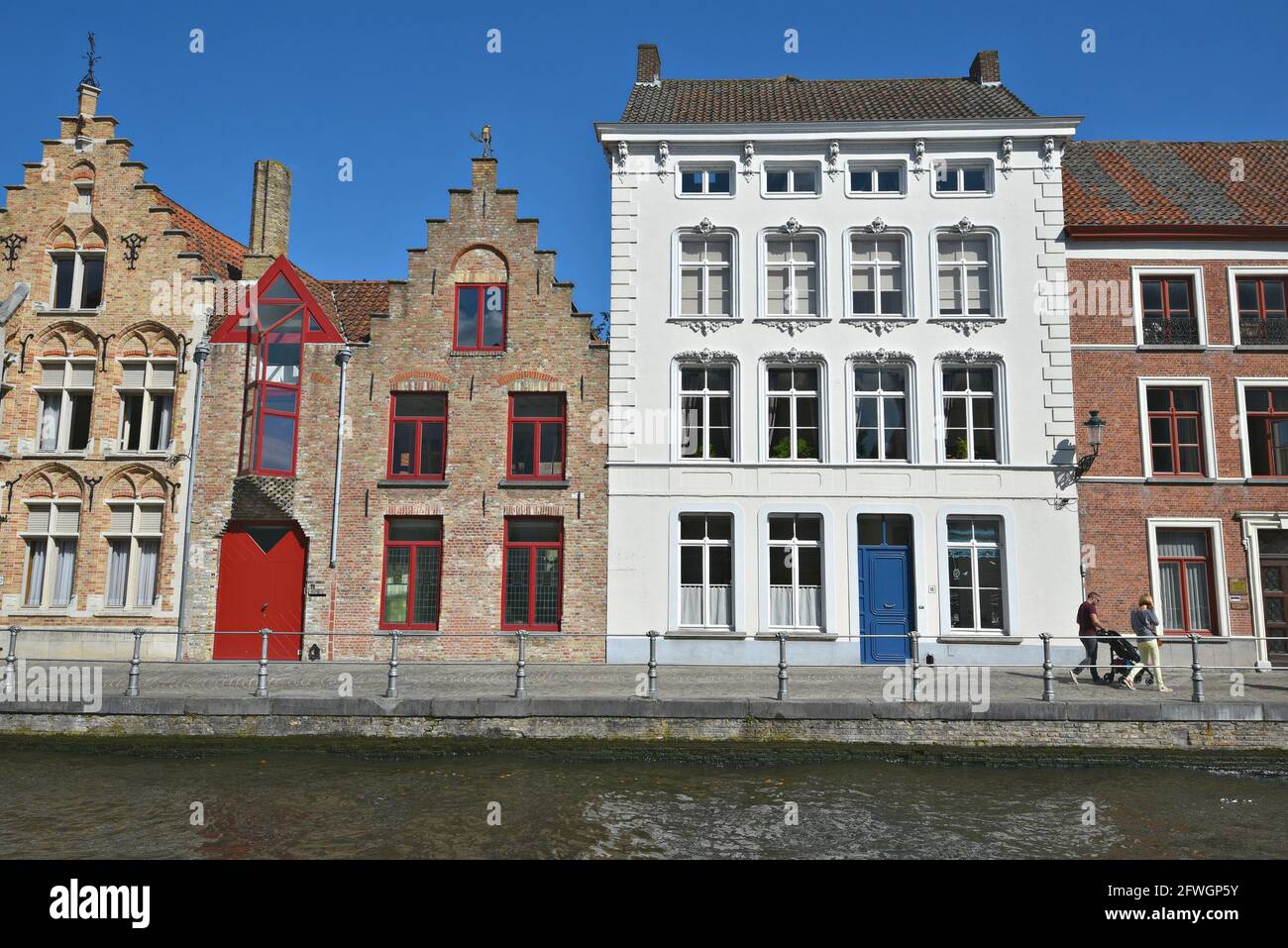 Malerischer Blick auf malerische viktorianische und gotische Gebäude im neugotischen Stil mit Backsteinfassaden und spitzen Dächern entlang des Dijver-Kanals in Brügge, Belgien. Stockfoto