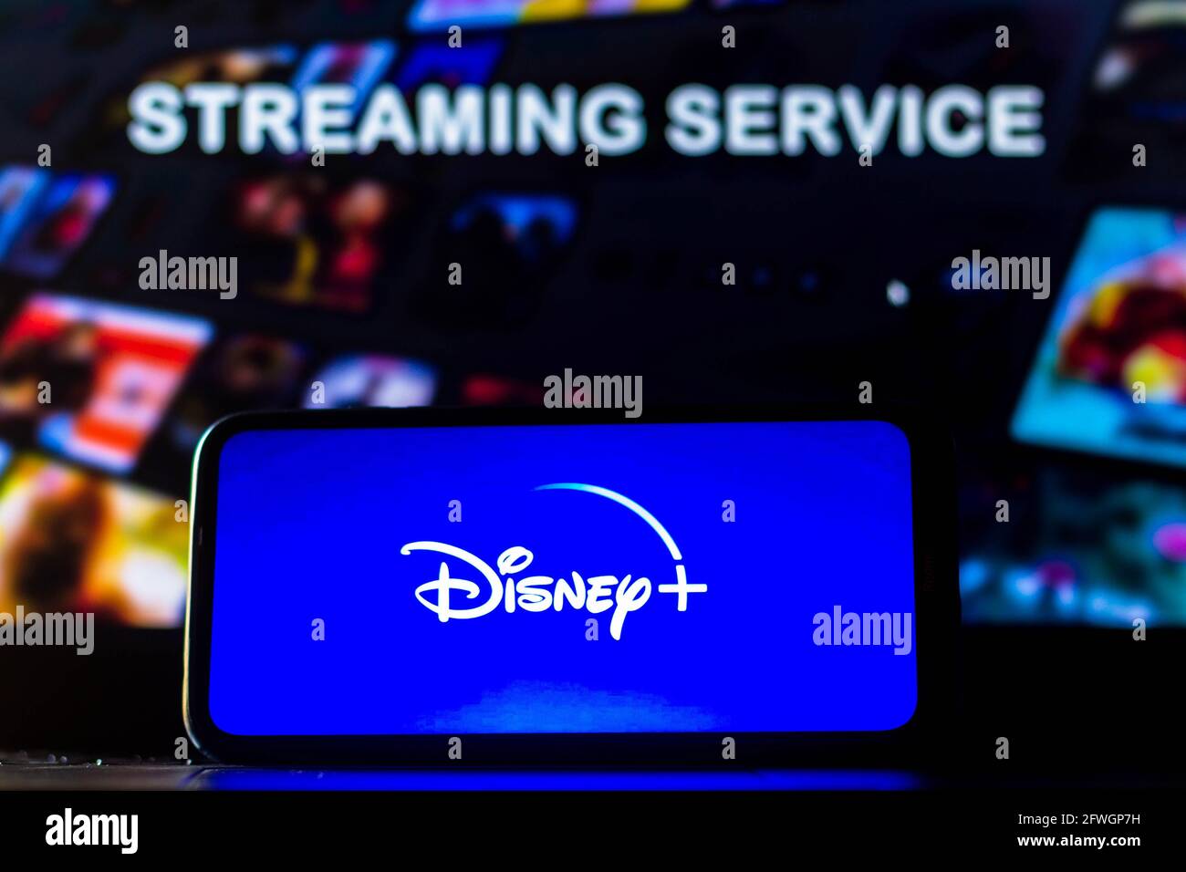 Brasilien. Mai 2021. In dieser Abbildung ist das Disney (Plus)-Logo zu sehen, das auf einem Smartphone-Bildschirm angezeigt wird. Ist ein Online-Abonnement für Video-Streaming, das von Direct-to-Consumer & International, einer Tochtergesellschaft der Walt Disney Company, betrieben wird. (Foto von Rafael Henrique/SOPA Images/Sipa USA) Quelle: SIPA USA/Alamy Live News Stockfoto