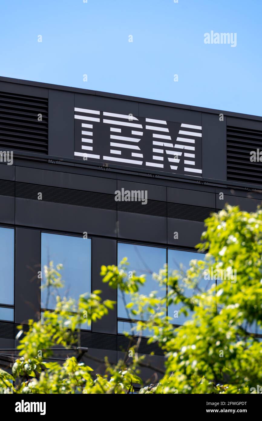 Logo auf dem französischen Hauptsitz von IBM, einem amerikanischen multinationalen Unternehmen, das in den Bereichen Computerhardware, Software, Hosting und Consulting tätig ist Stockfoto