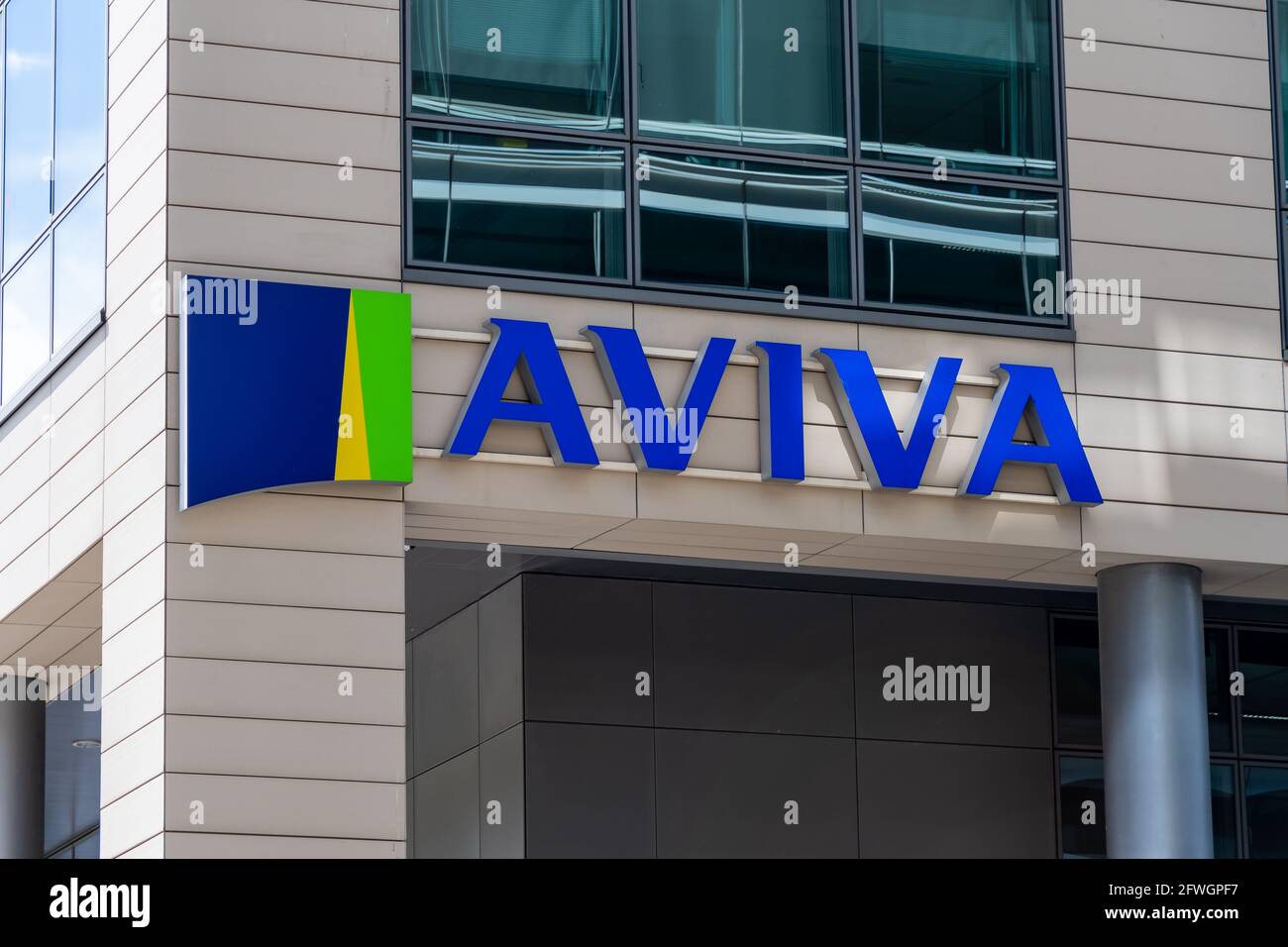 Schild vor dem Gebäude, in dem sich der Sitz der Versicherung befindet Firma Aviva Frankreich Stockfoto