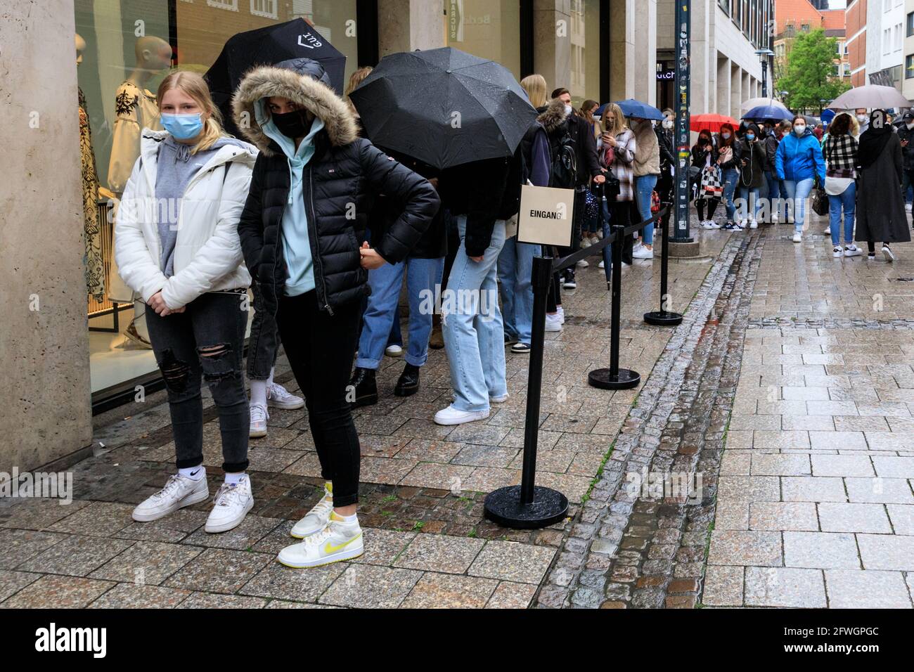 Münster, NRW, Deutschland. Mai 2021. Vor einem „Zara“-Laden haben sich  lange Schlangen gebildet. In der Altstadt von Münster versammeln sich trotz  heftigem Regen Menschenmassen, denn es wird die erste Stadt in  Nordrhein-Westfalen,