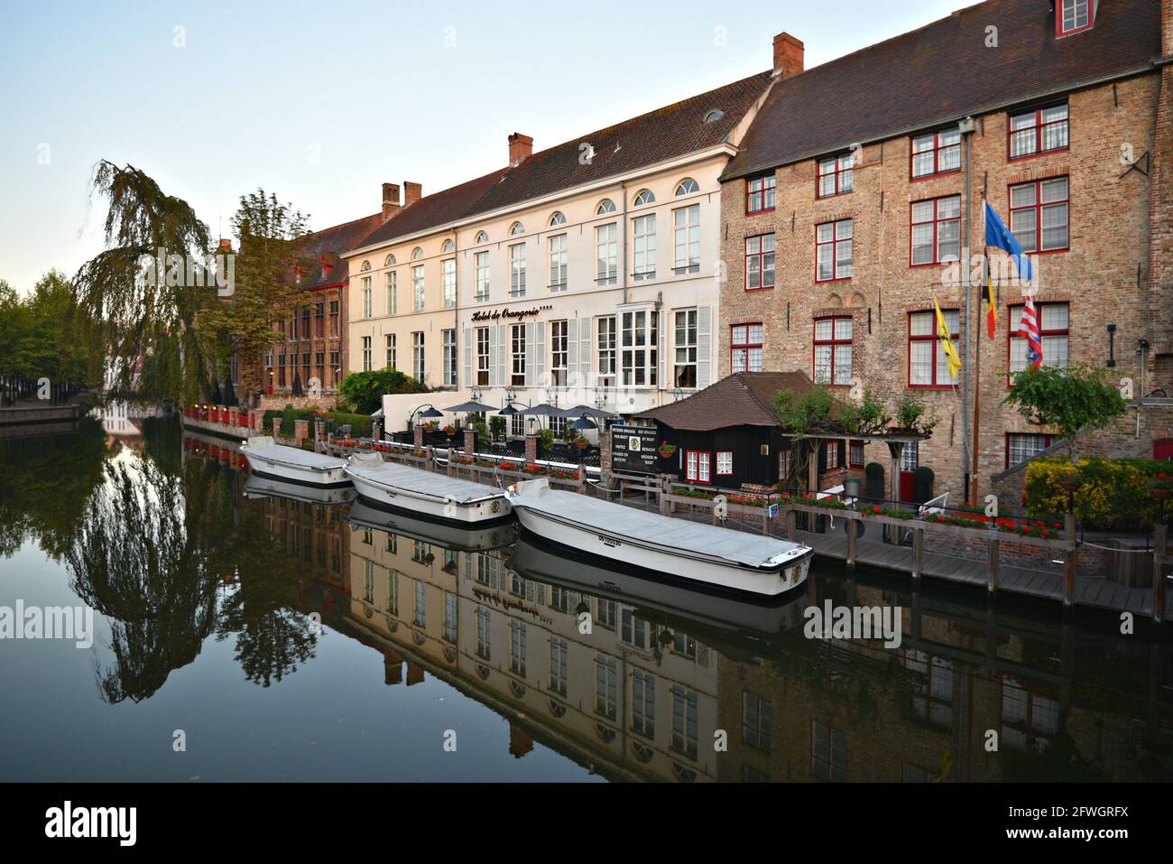 Kanallandschaft mit szenischer Außenansicht des Hotel de Orangerie, einem luxuriösen Boutique-Hotel an der Kartuizerinnenstraat in Brügge, Belgien. Stockfoto