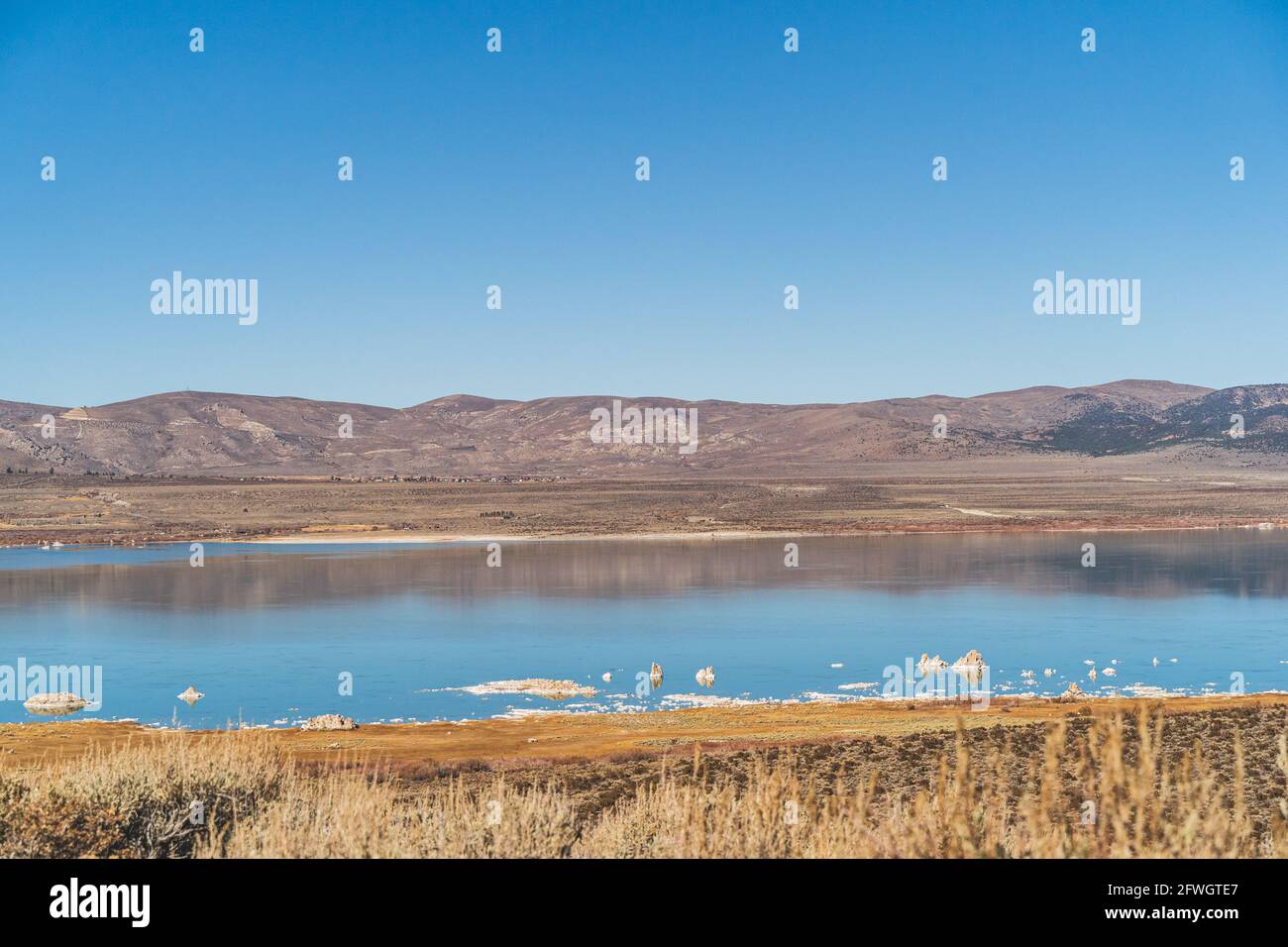 Mono Lake, Kalifornien im Herbst an sonnigen Tagen mit klarem blauen Himmel und Tuffsteinformationen. In den Bergen der Sierra Nevada. Uralter See, Millionen von Jahren alt. Stockfoto