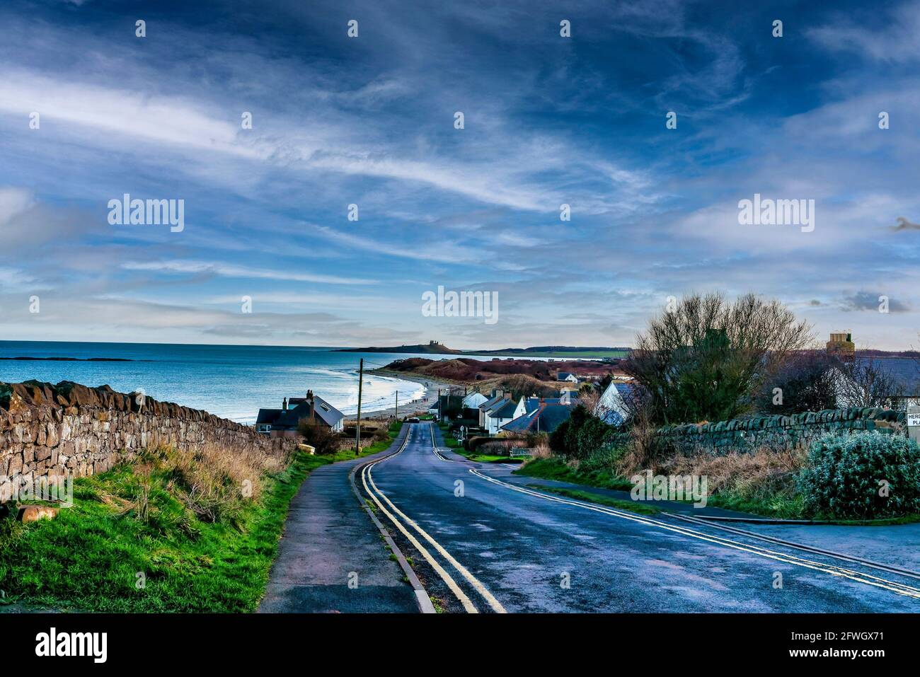 Gelbe Parkmarkierungen auf der Straße nach Low Newton, Northumberland Stockfoto