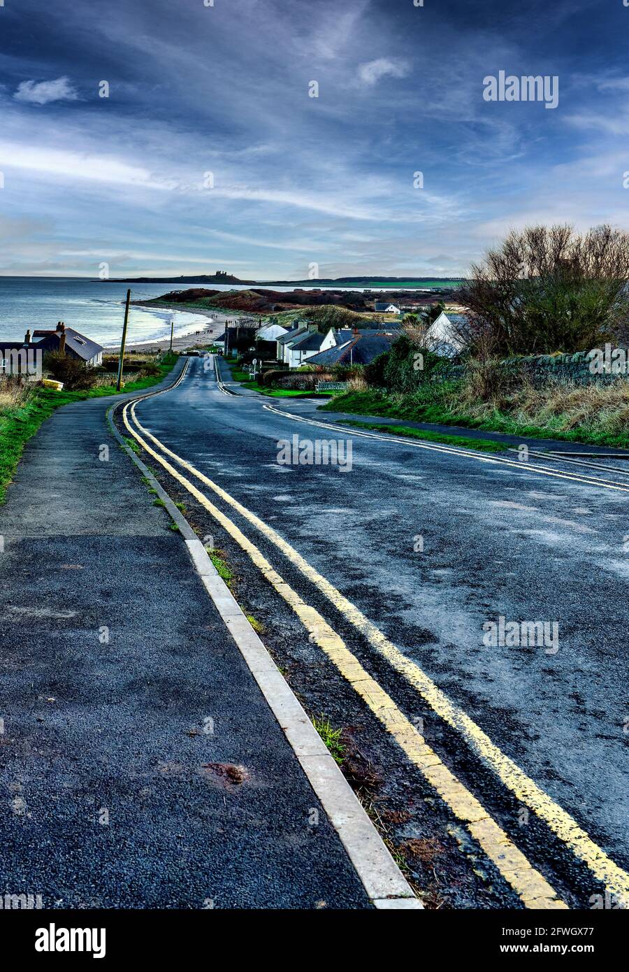 Gelbe Parkmarkierungen auf der Straße nach Low Newton, Northumberland Stockfoto