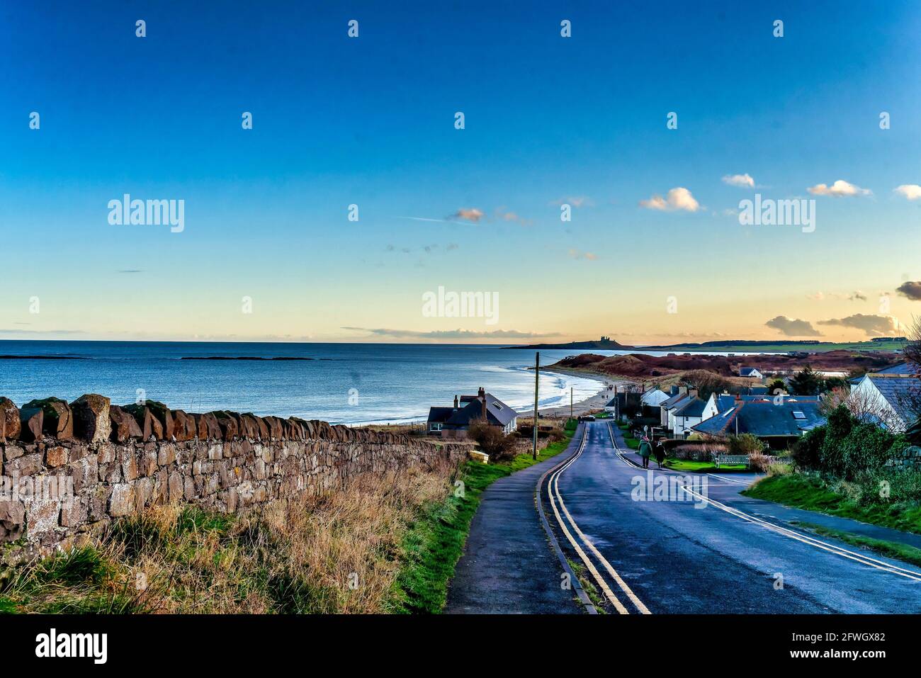 Gelbe Parkmarkierungen auf der Straße nach Low Newton, Northumberland Stockfoto