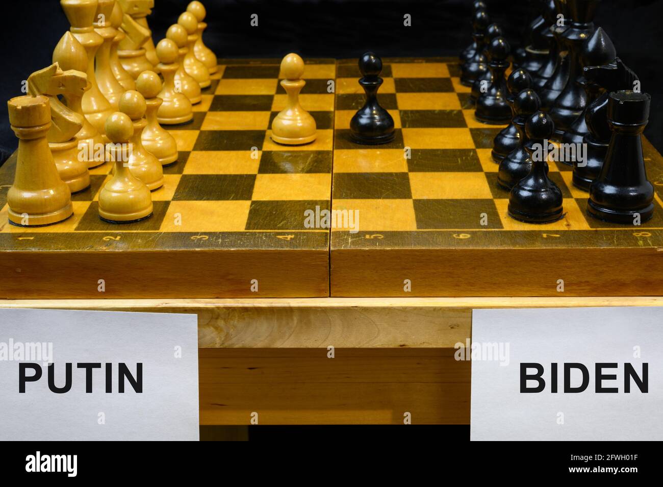 Russland vs USA, Schachspiel wie Geopolitik. Die Namen Putin und Biden nach Schachbrett. Konzept des Gipfeltreffens, politische Spannungen, Wirtschaftskrieg, sancti Stockfoto