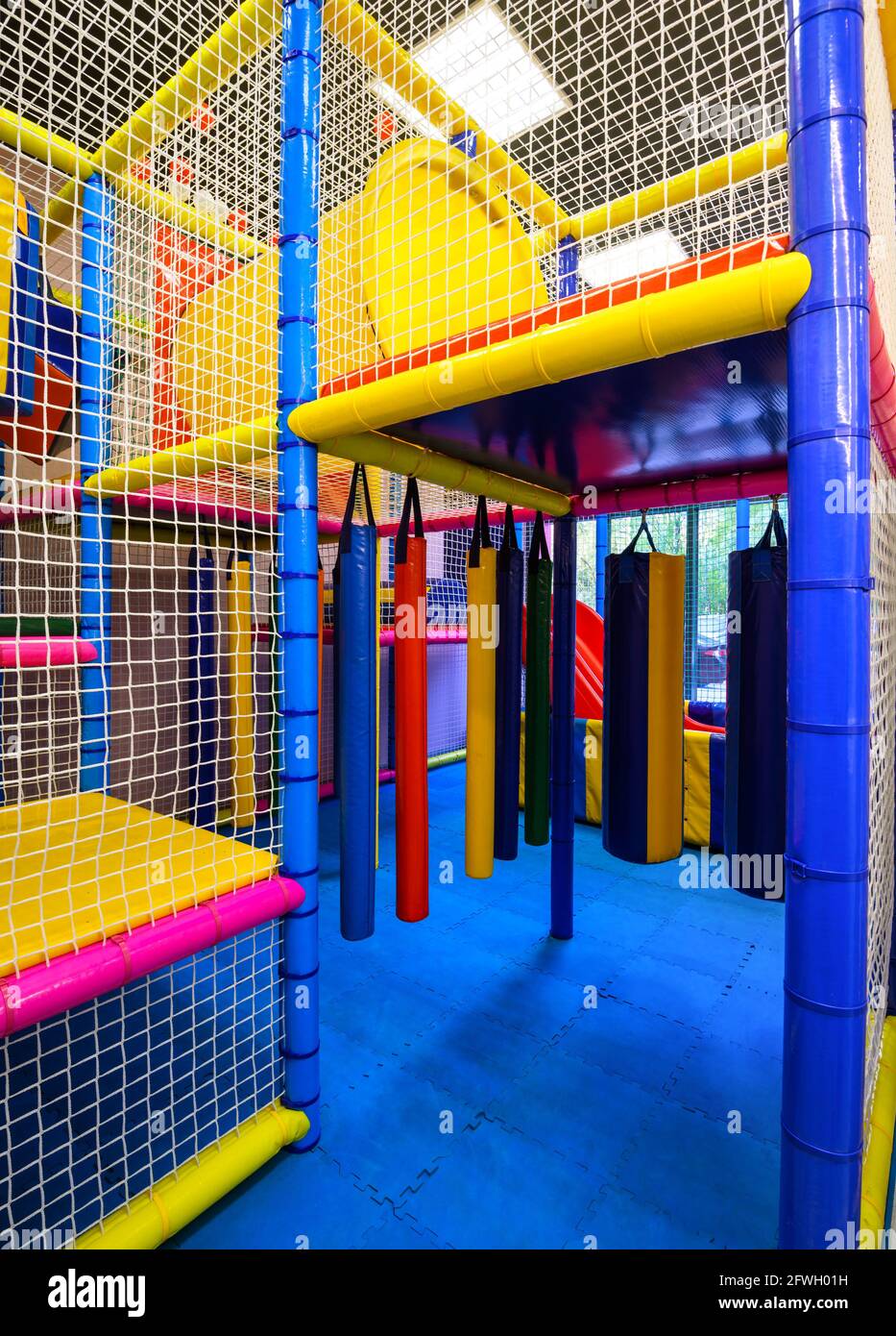 Kinderspielplatz im Haus, innen schöner mehrstufiger Spielraum für Sportspiele. Vertikale Ansicht von bunten Kunststoff-Spielplatz im Kindergarten oder Unterhaltung Stockfoto