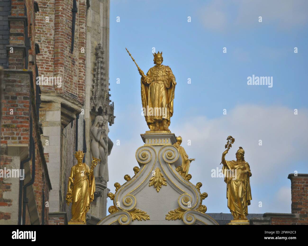 Panoramablick auf die vergoldete Bronzestatue des Grafen Boudewijn des ersten Grafen von Flandern auf dem barocken Brugse Vrije in Brügge, Belgien. Stockfoto