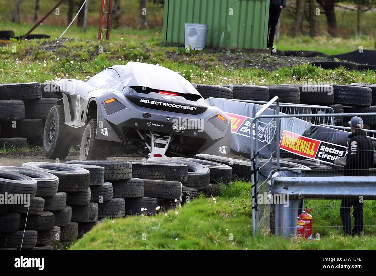 Der Duke of Cambridge klopft in seiner letzten Runde an die Barriere, während er während seines einwöchigen Besuchs in Schottland auf dem Knockhill Racing Circuit in Fife das Elektrofahrzeug Extreme E Odyssey 21 testet. Extreme E ist eine neue Offroad-Rennserie, die elektrische SUVs und futuristische Technologien in einigen der abgelegensten und anspruchsvollsten Umgebungen der Welt präsentiert. Bilddatum: Samstag, 22. Mai 2021. Stockfoto