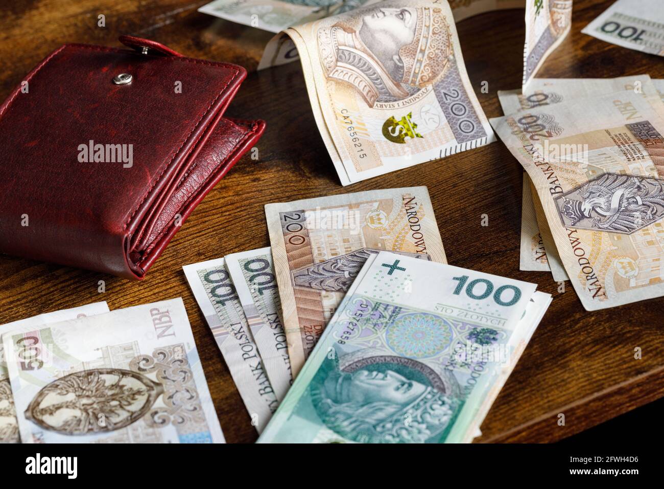 Polnisches Geld auf dem Schreibtisch verstreut, Brieftasche, große Stückelungen. 500,200 und 100 Zlotys Stockfoto