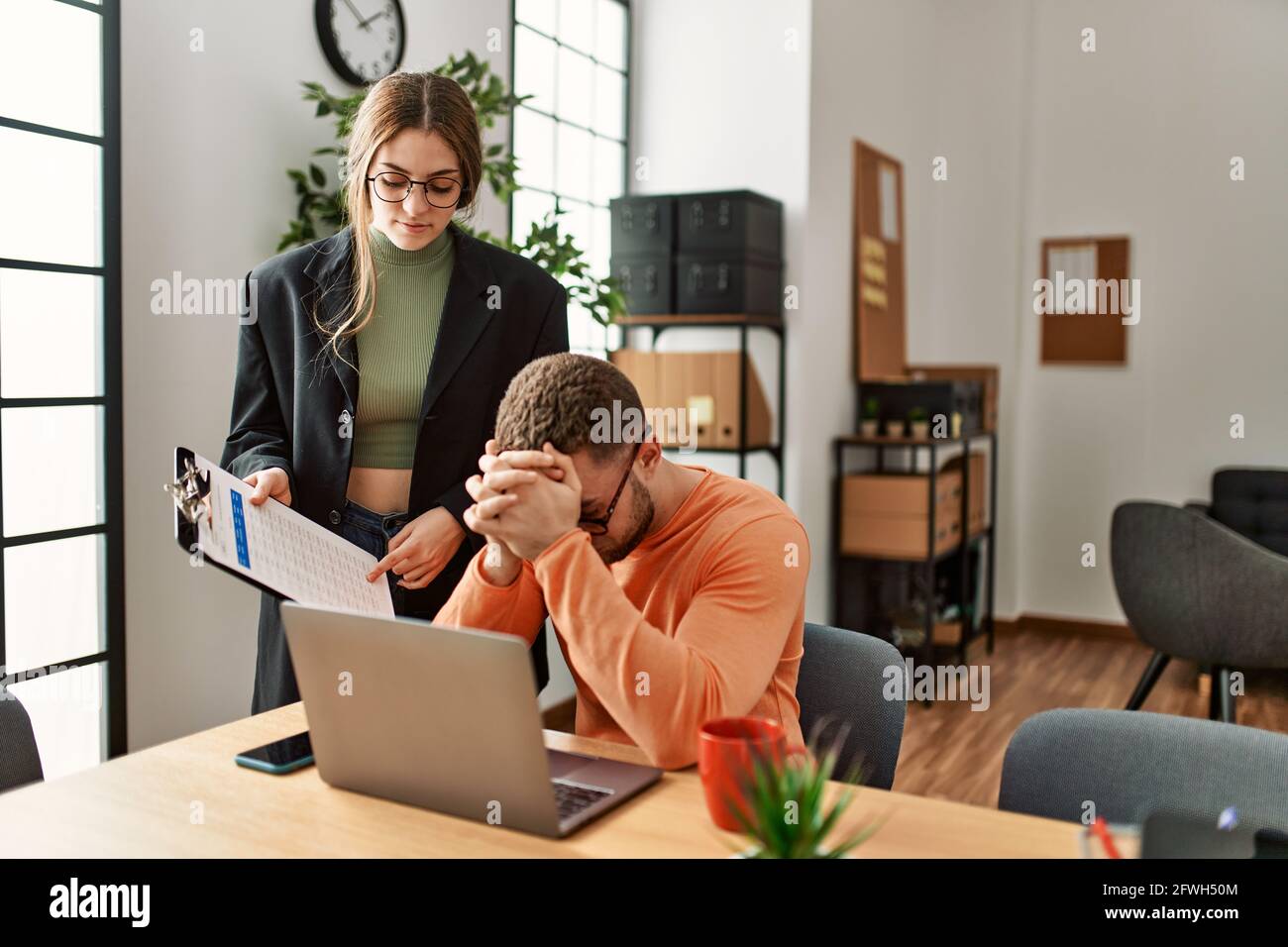 Geschäftsmann überarbeitet und gestresst im Büro. Stockfoto