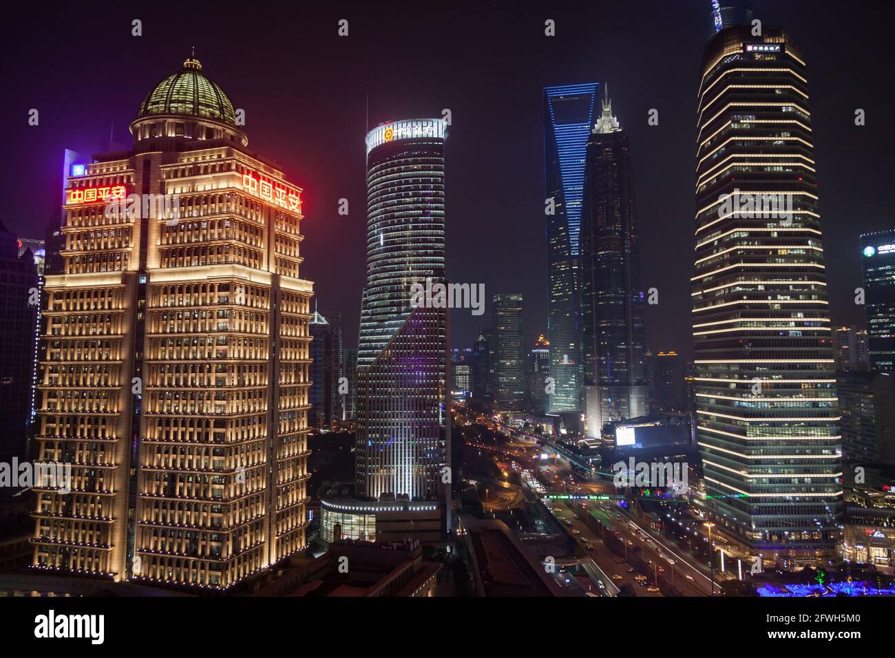 Erhöhte Nachtansicht von Pudong, dem Finanzzentrum von Shanghai, PRC Stockfoto