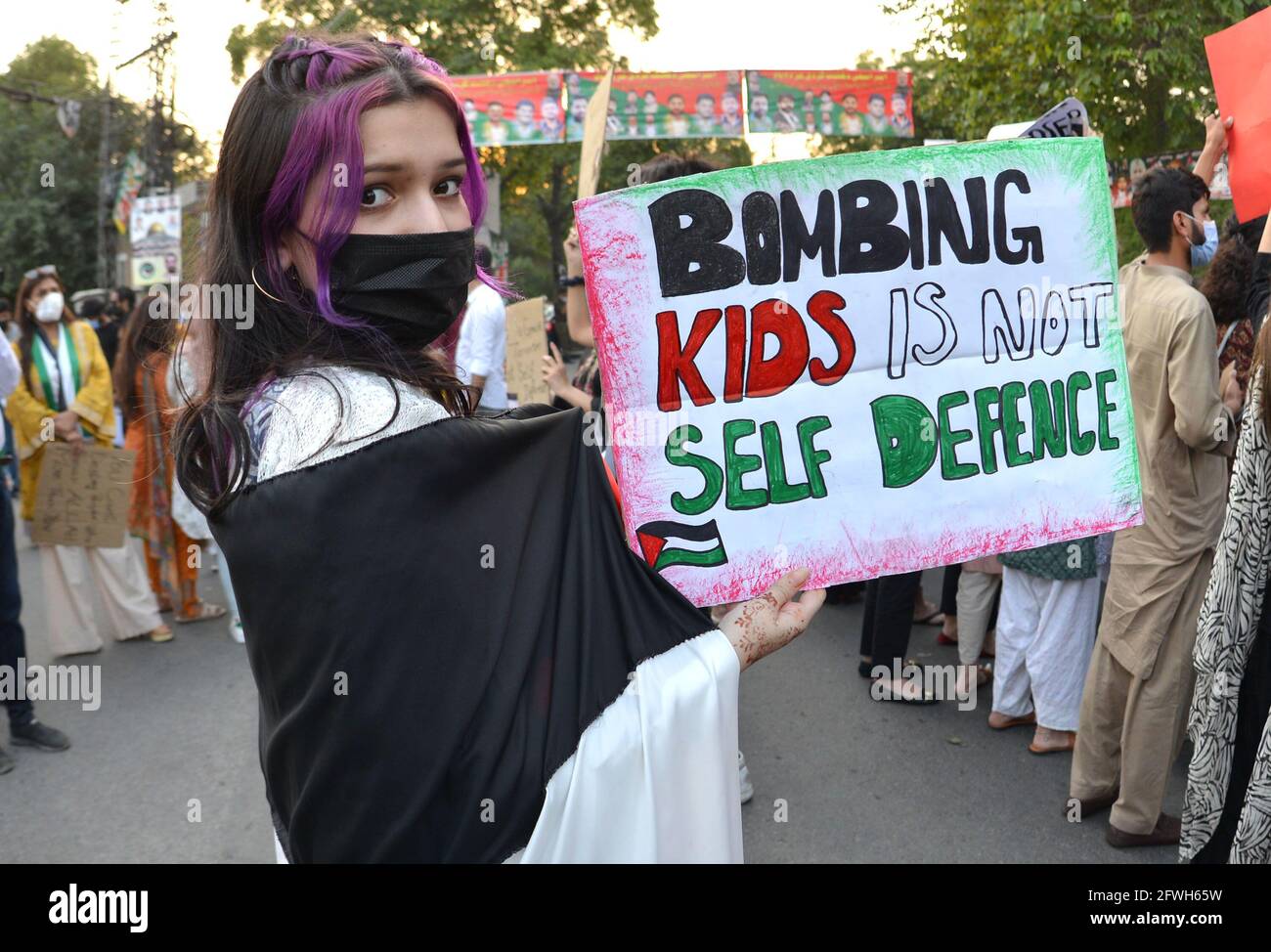 Lahore, Pakistan. Mai 2021. Pakistanische und palästinensische Studenten verschiedener Bildungseinrichtungen und Mitarbeiter der Zivilgesellschaft halten Plakate, die an einer Protestdemonstration vor dem Presseclub in Lahore zur Unterstützung des palästinensischen Gazastreifens und gegen die Angriffe Israels auf die palästinensische Aqsa-Moschee teilnehmen. Die israelische Polizei griff muslimische Gläubige an, die wöchentlich Freitagsgebete in der Al-Aqsa-Moschee in der Altstadt von Ostjerusalem anhielten. Bei den Anschlägen wurden eine Reihe von Menschen verletzt, aber der palästinensische Rote Halbmond muss noch keine Zahlen darüber veröffentlichen, wie viele Menschen verletzt wurden. Kredit: Stockfoto