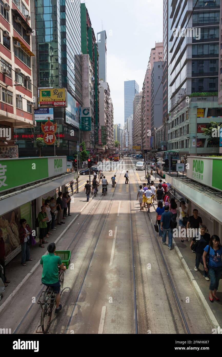 Blick auf die Straße von Hongkong mit Straßenbahnschienen Stockfoto