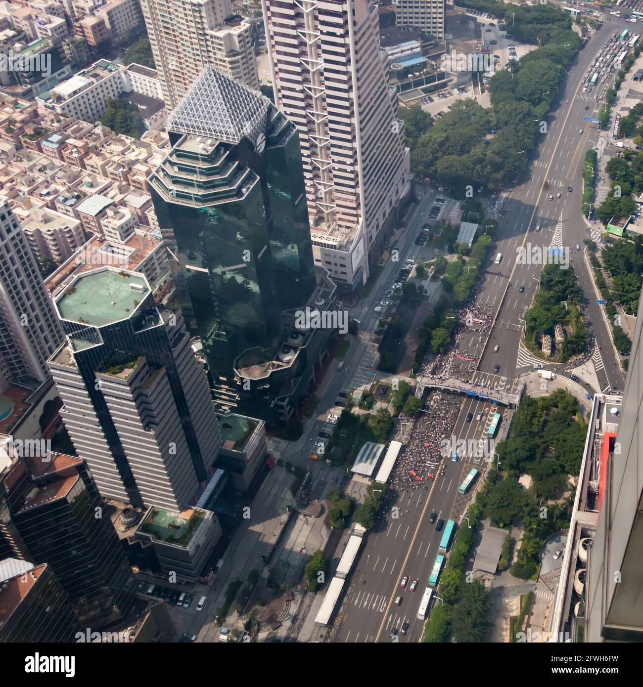 Erhöhter Blick auf das Stadtbild der Innenstadt von Shenzhen mit demonstrierenden Menschen Stockfoto