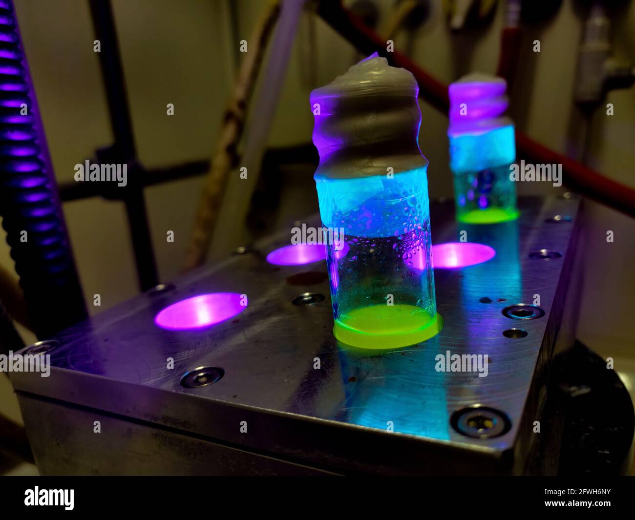 Grün organisch photochemische Richtung in versiegelten Glasfläschchen unter Metall Blockieren Sie den Kühlungszustand unter blauem Licht für grüne Chemie und Funktionale Grou Stockfoto