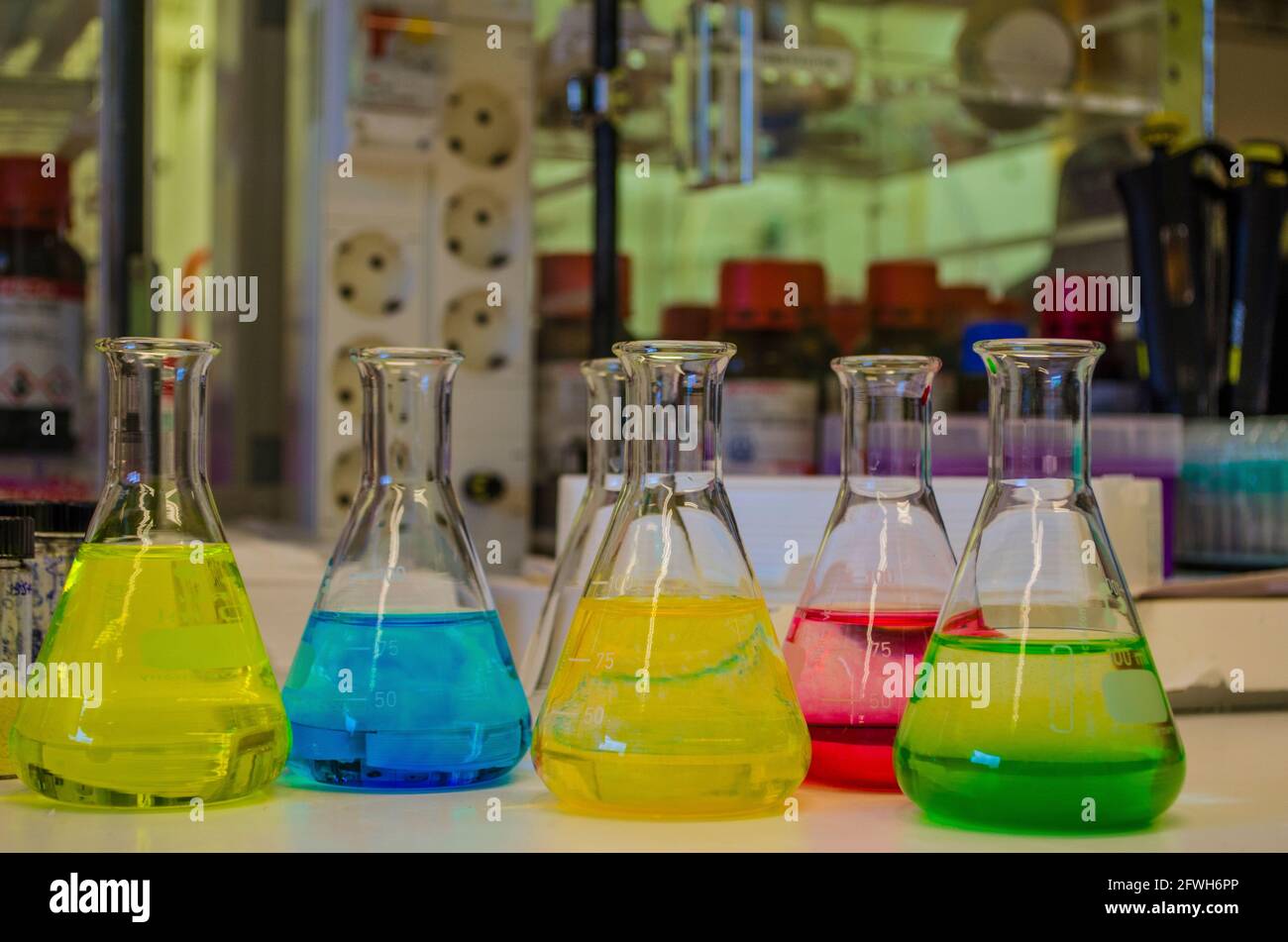 Unterschiedliche farbenfrohe Lösung in konischen Kolben in einem Chemielabor Mit Unschärfe-Hintergrund organische Chemie Experiment Fotografie für den Hintergrund zu verwenden Stockfoto