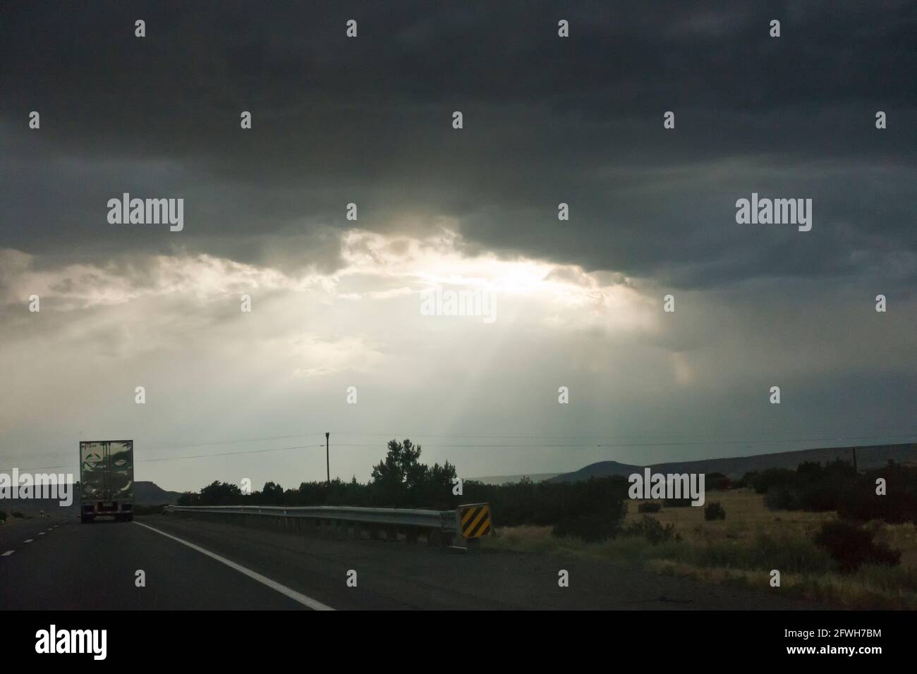 Sonne bricht durch dunkle Wolken - USA Stockfoto