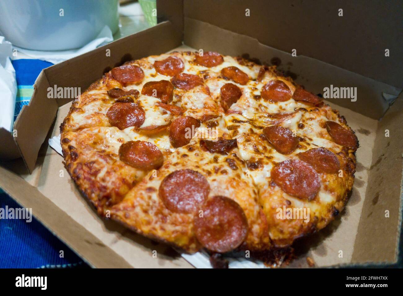 Pepperoni Pizza in Box - USA Stockfoto