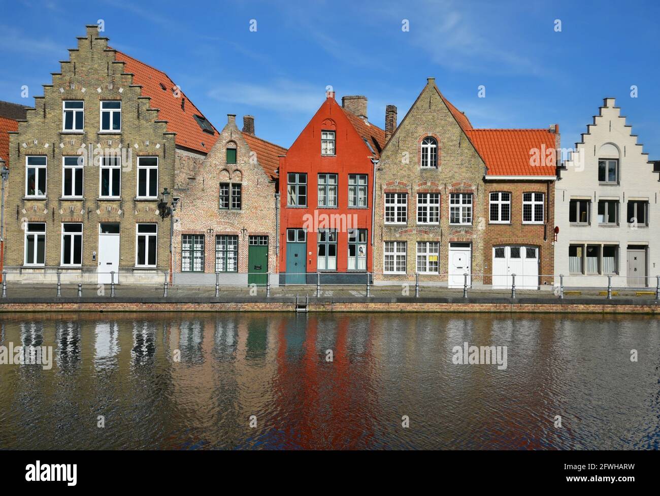 Landschaft mit szenischem Blick auf alte neugotische Häuser mit Backsteinfassaden entlang des Dijver-Kanals in Brügge, Westflandern, Belgien. Stockfoto