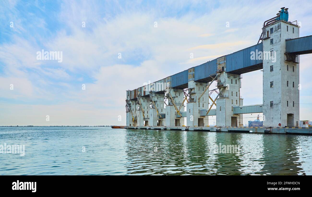 Frachtterminal für die Verladung von Getreidelasten durch Landkrane. Stockfoto