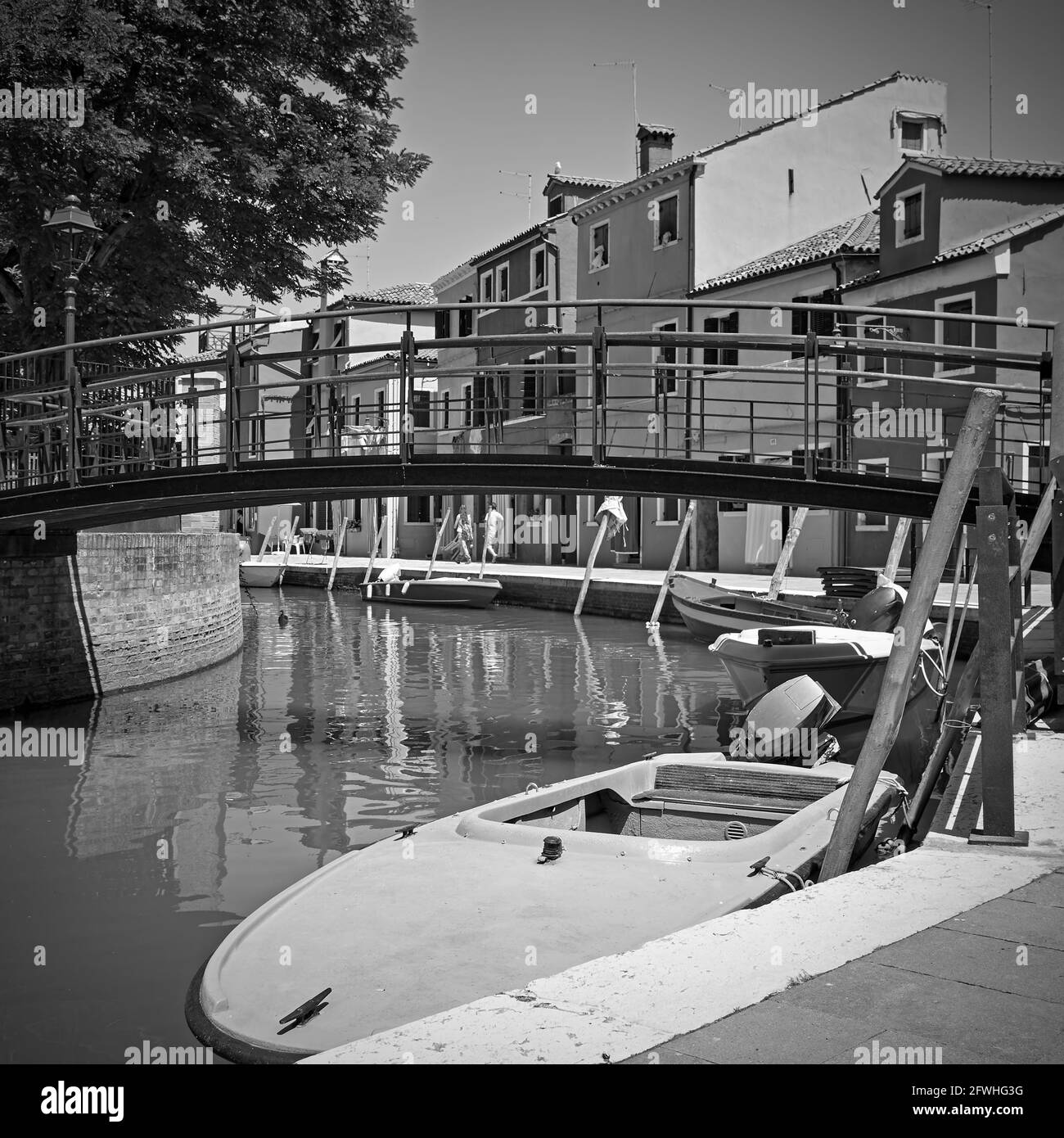 Canal Burano in Venedig mit festfahrten Booten, Italien. Schwarzweiß-Fotografie, venezianische Ansicht Stockfoto