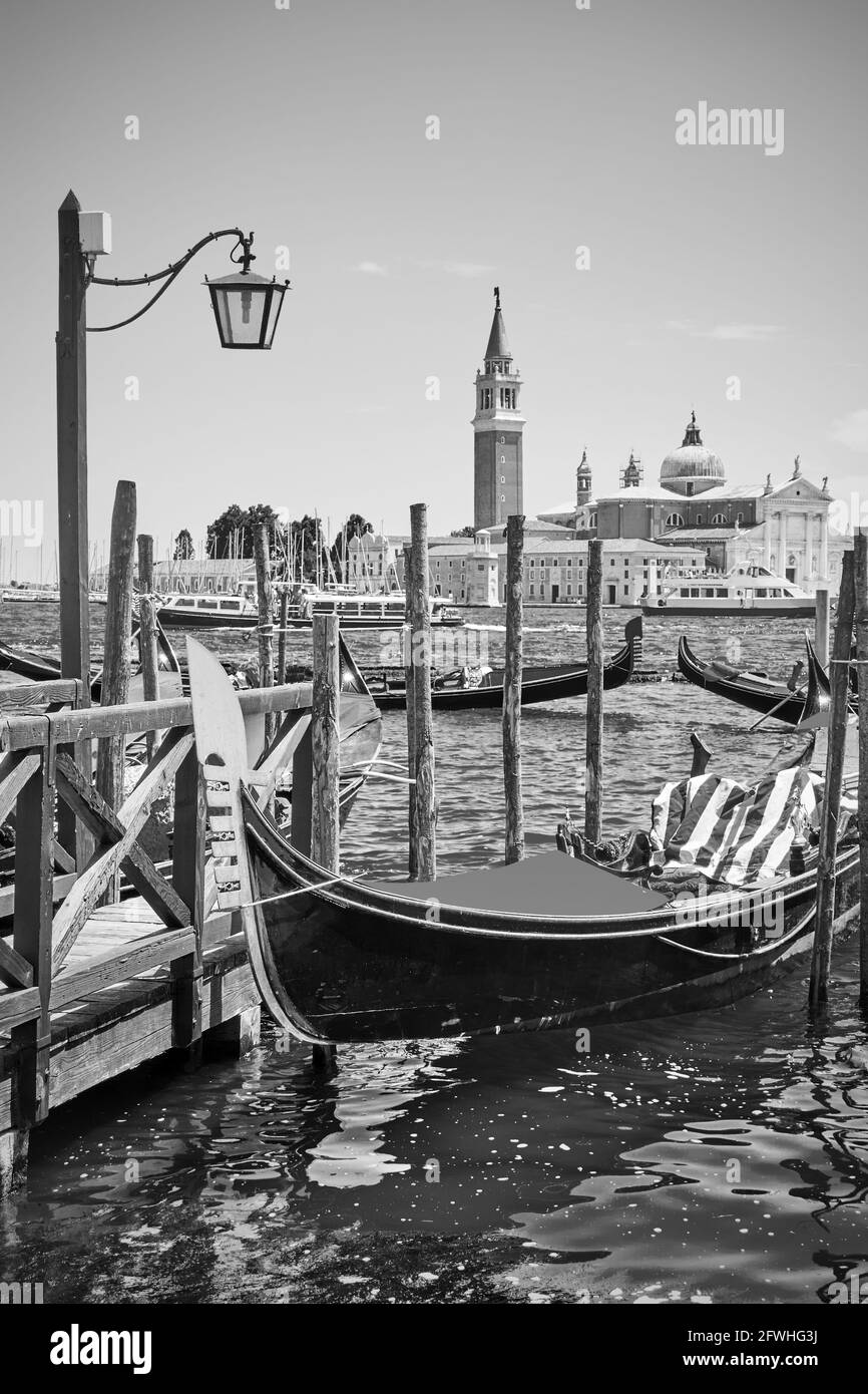 Gondel in Venedig, Italien. Schwarzweiß-Fotografie, aussicht auf die venezianische Landschaft Stockfoto