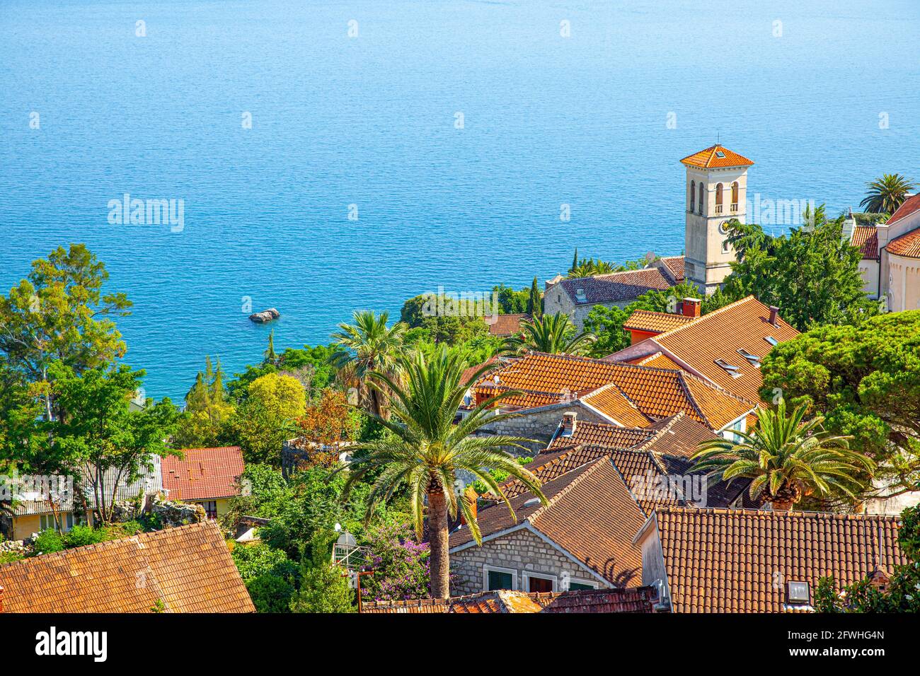 Landschaft mit kleiner Stadt am Meer, Herceg Novi, Montenegro Stockfoto