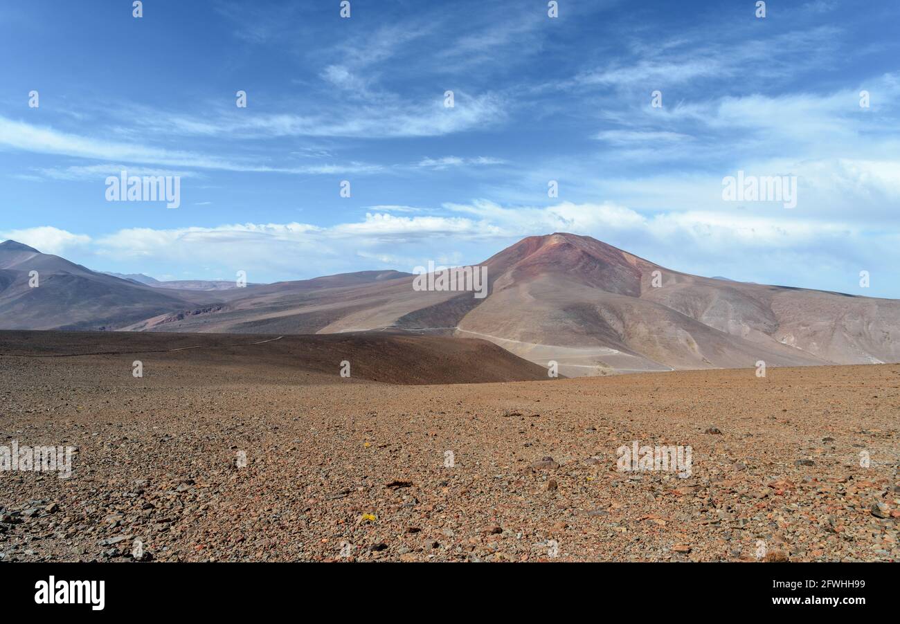 Aride Landschaft der hochgelegenen Atacama-Wüste an der Grenze zwischen Chile und Argentinien Stockfoto