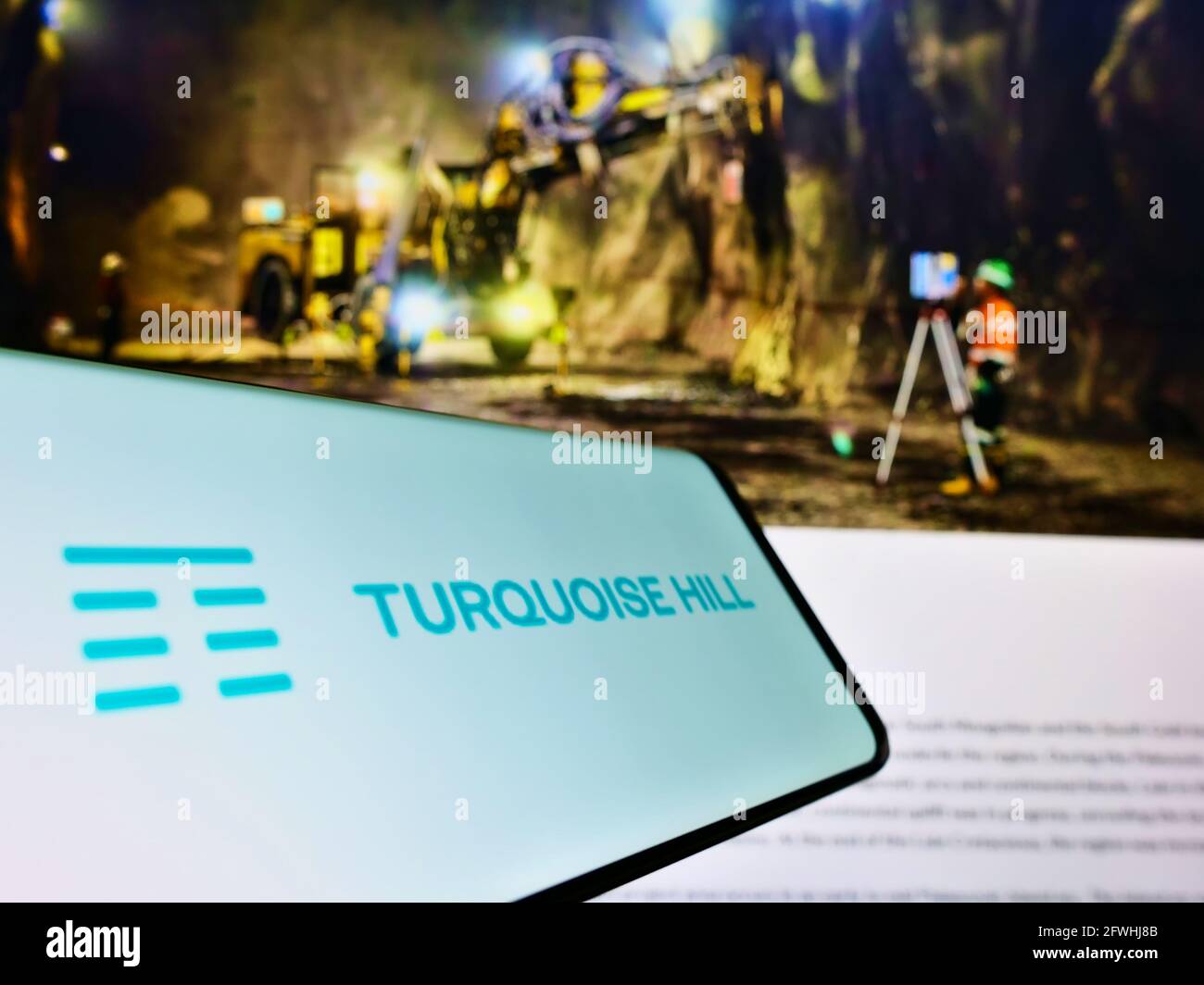 Smartphone mit Business-Logo des kanadischen Bergbauunternehmens Turquoise Hill Resources auf dem Bildschirm vor der Website. Konzentrieren Sie sich auf die Mitte des Telefondisplays. Stockfoto
