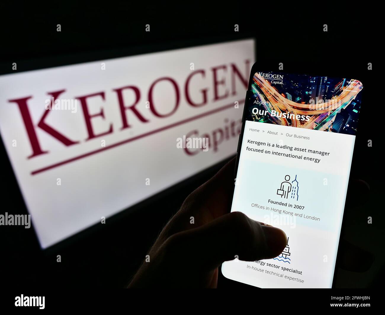 Person mit Mobiltelefon und Webseite der asiatischen Private-Equity-Firma Kerogen Capital (Hongkong) auf dem Bildschirm mit Logo. Konzentrieren Sie sich auf die Mitte des Telefons. Stockfoto