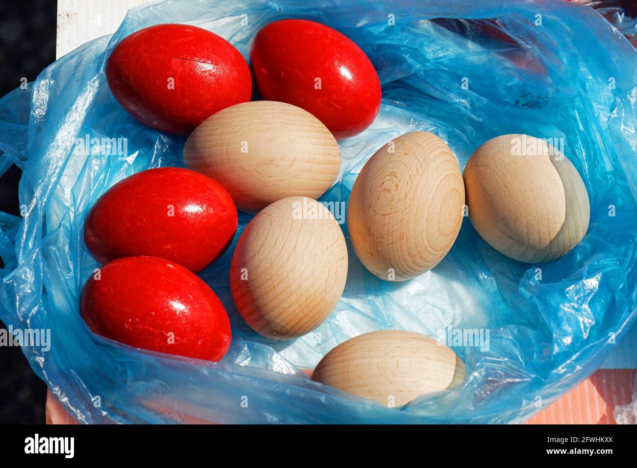 Stapel von hölzernen Eiern für Ostern Dekorationen Handwerk gemalt Stockfoto