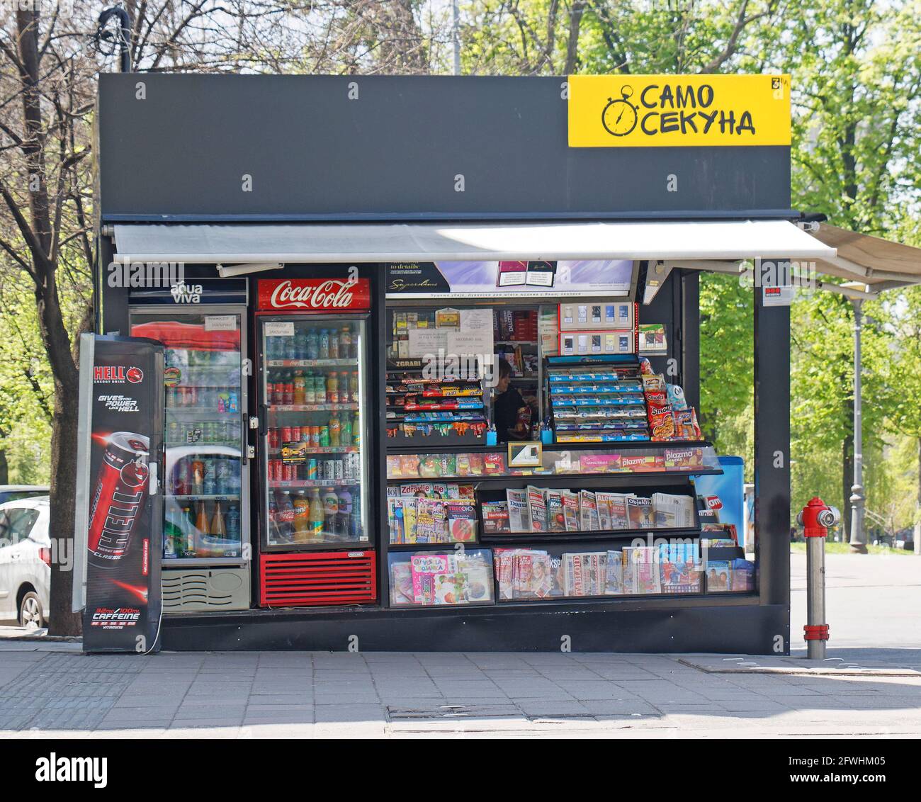 Belgrad, Serbien - 24. April 2021: Kiosk im Freien mit Zeitschriften und Snacks wie Eis, die an der städtischen Straße in Belgrad verkauft werden. Stockfoto