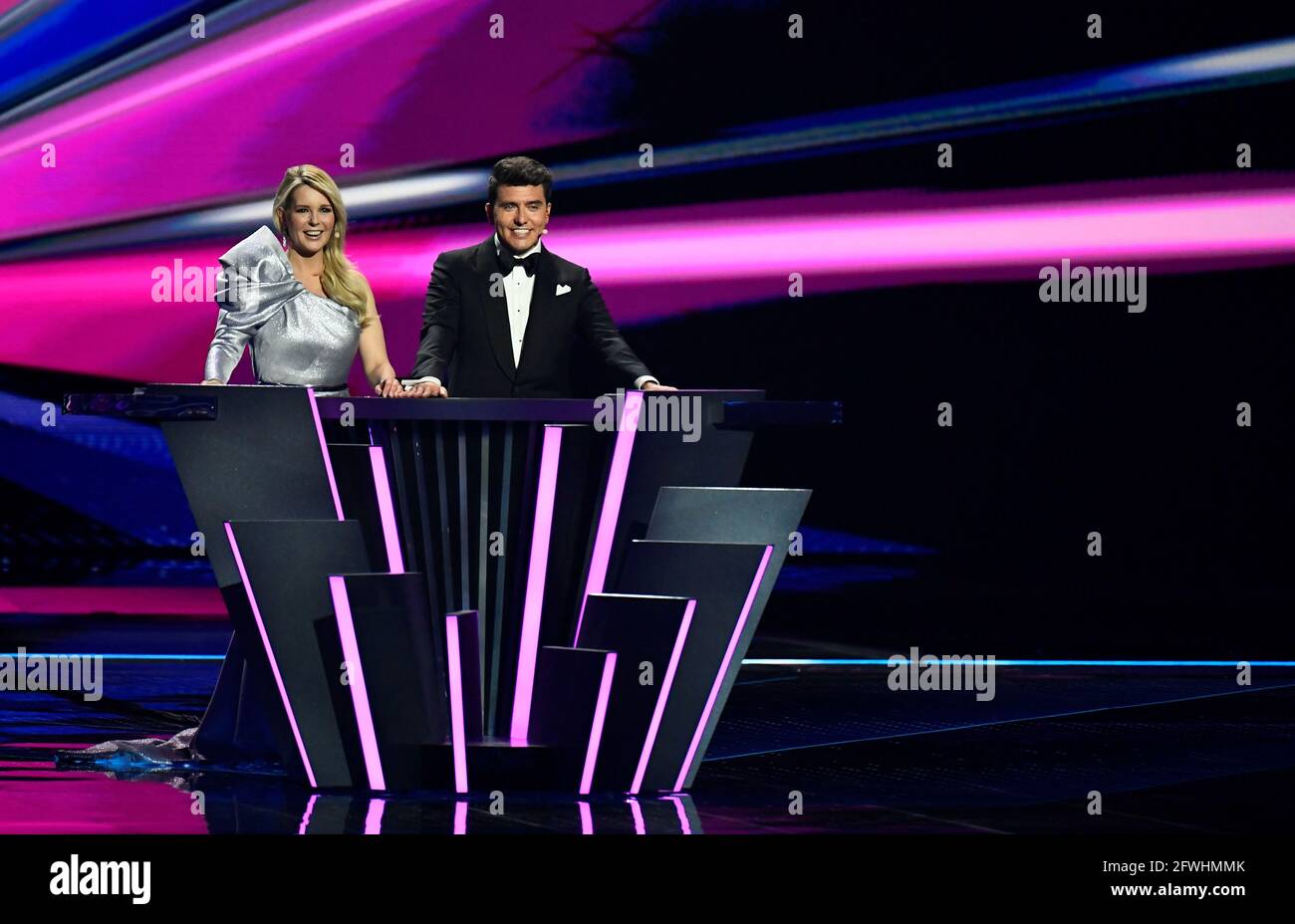 Die Moderatoren Chantal Janzen Und Jan Smit Nehmen Am Finale Des Eurovision Song Contest 2021 In Rotterdam Niederlande Am 23 Mai 2021 Teil Reuters Piroschka Van De Wouw Stockfotografie Alamy