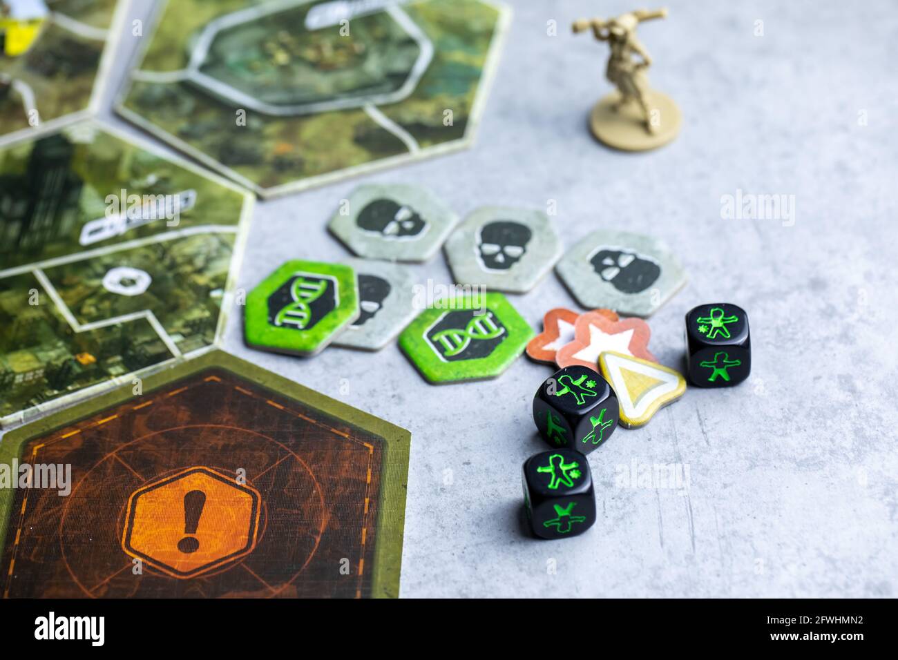 Roseville, MN, USA, 02.04.2021 - Fallout Board Game Komponenten auf dem Tisch Stockfoto