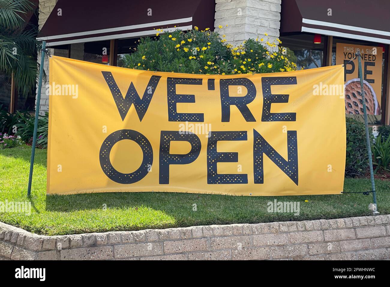 Ein „We're Open“-Schild in Coco's Bakery and Restaurant inmitten der weltweiten COVID-19-Pandemie, Samstag, 22. Mai 2021, in Montebello, Kalifornien. Stockfoto